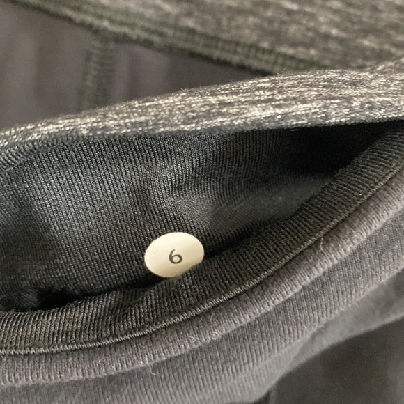 Lululemon Size 6 Capris. Excellent Condition - Picture 4 of 5